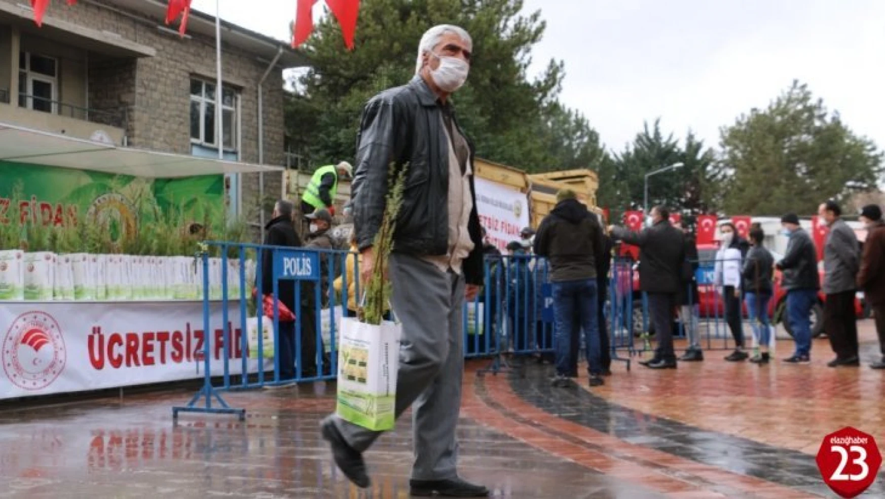 Elazığ'da vatandaşlara 5 bin adet ücretsiz fidan dağıtıldı