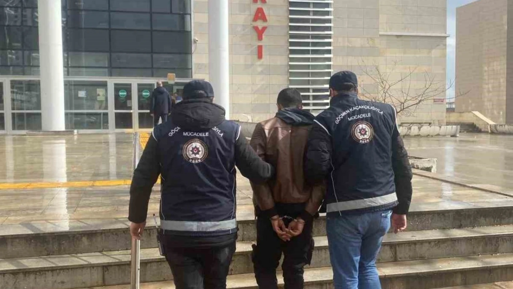 Elazığ'da yakalanan göçmen kaçakçısı tutuklandı