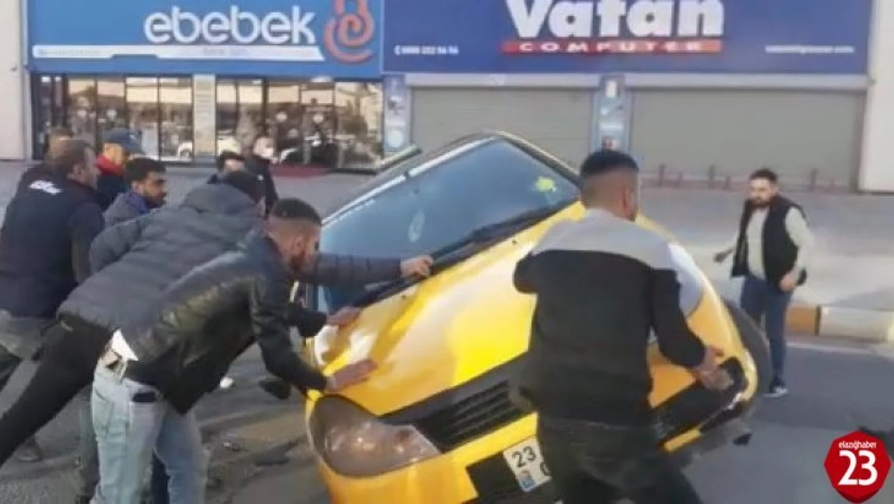 Elazığ'da yan yatan otomobili vatandaşlar düzeltti