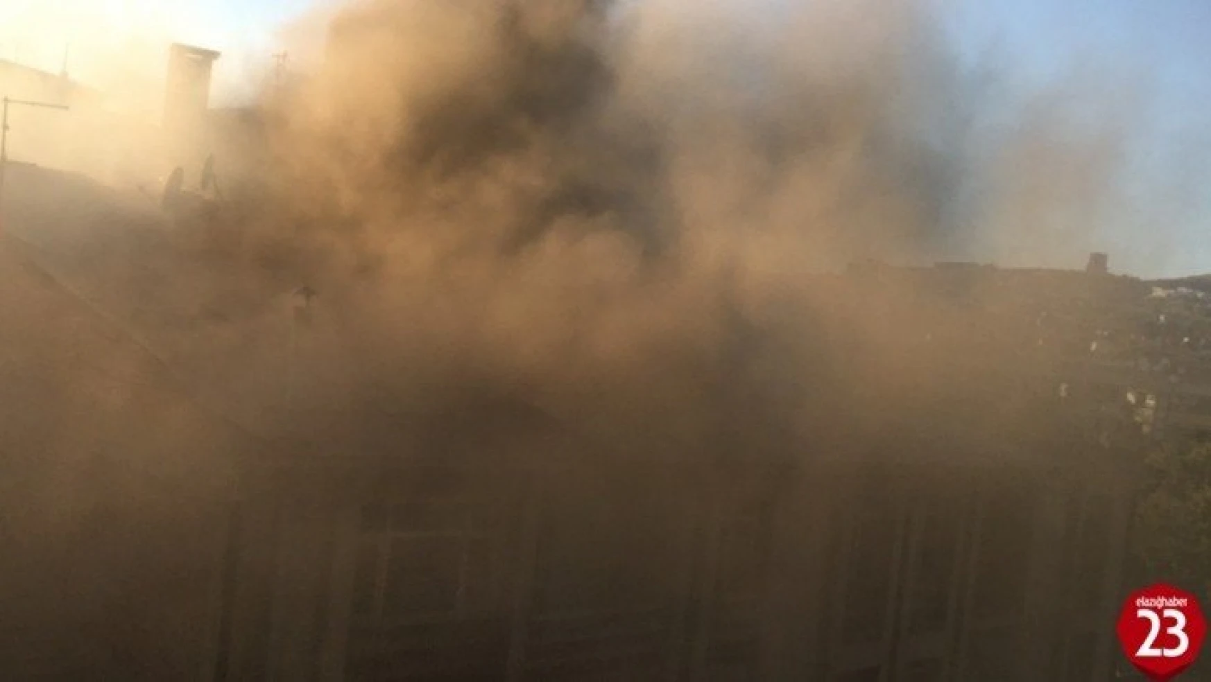 Elazığ'da yangın, çevreyi dumanlar sardı