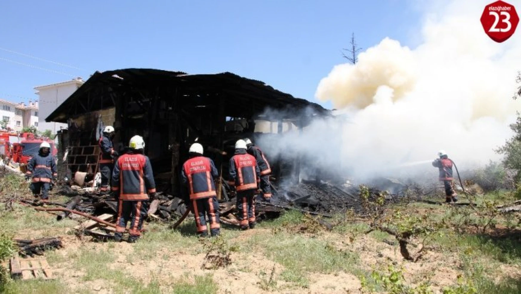 Elazığ'da yangın, prefabrik evi kül etti