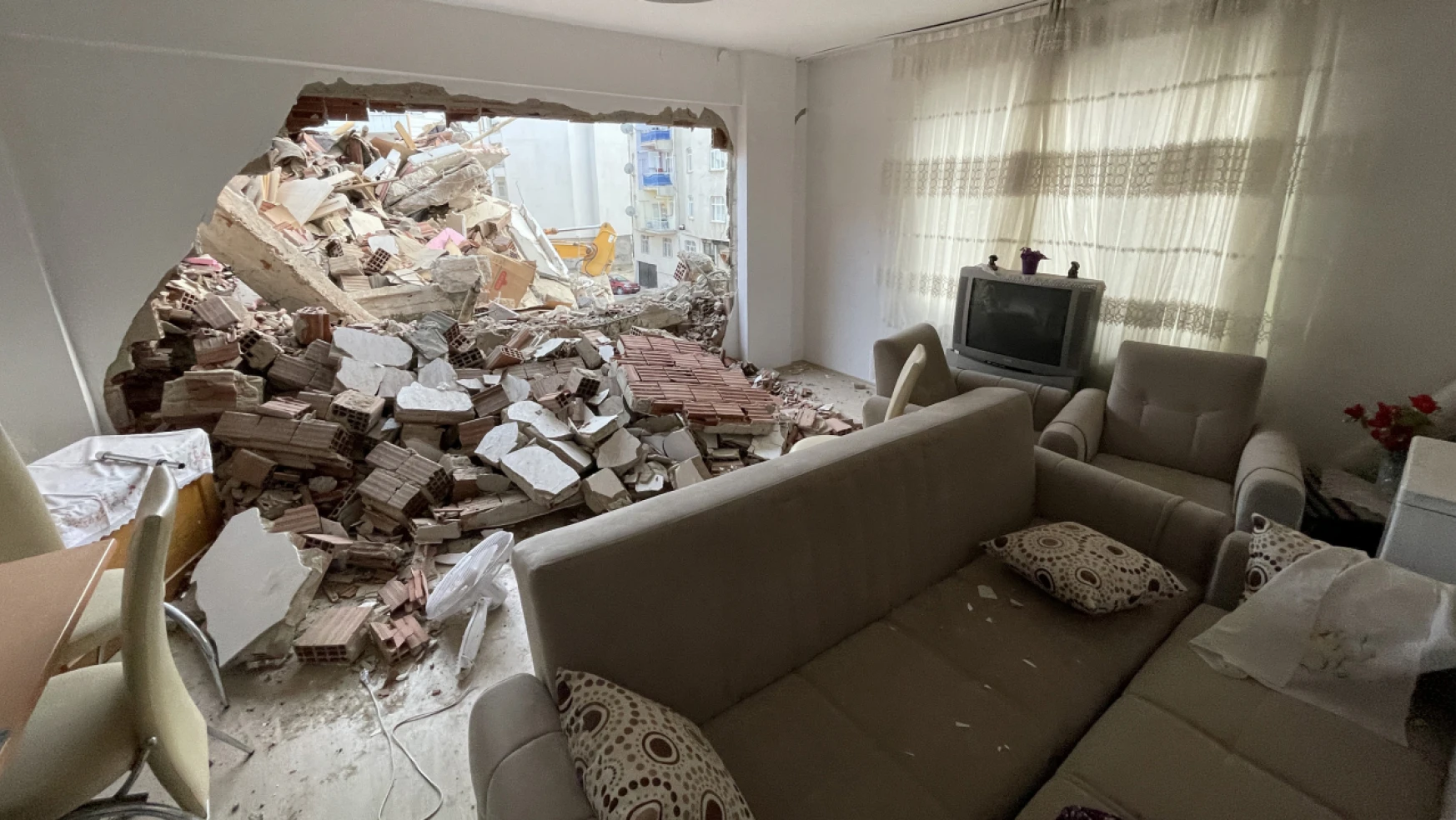 Elazığ'da Yıkım Esnasında Çöken Ağır Hasarlı Bina Bitişikteki Apartmana Zarar Verdi