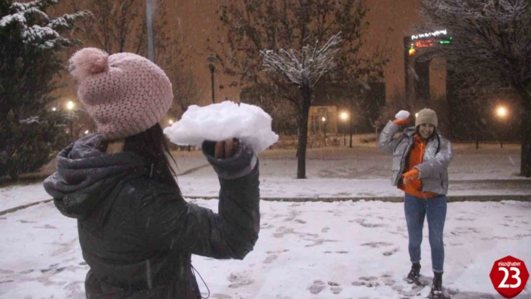 Elazığ'da yoğun kar yağışı etkili oldu, vatandaş doyasıya eğlendi