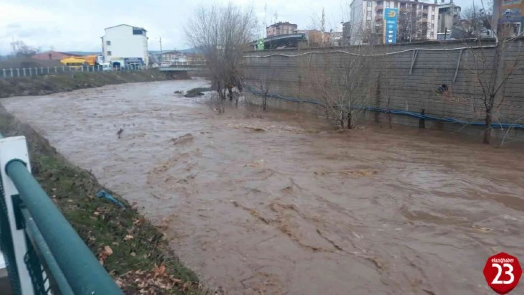 Elazığ'da yoğun yağışların ardından dereler taştı, vatandaşlara anonsla sel uyarısı yapıldı