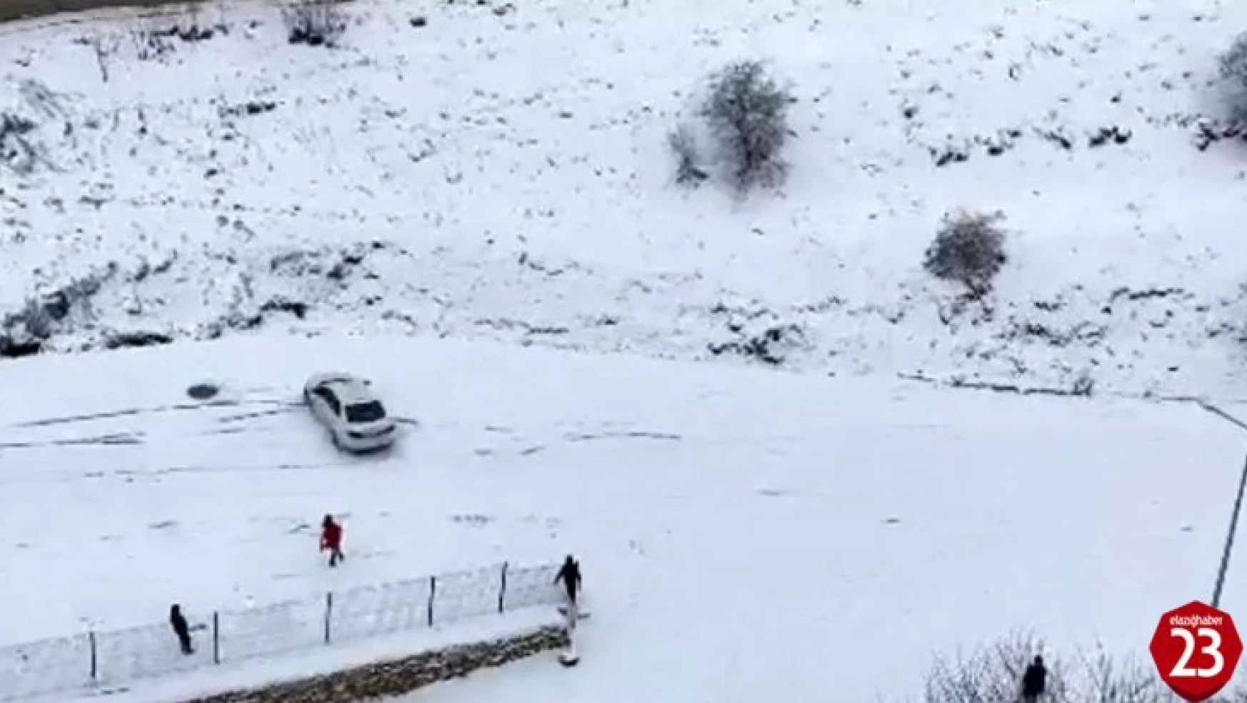 Elazığ'da yol buz pistine döndü, araçlar böyle kaydı