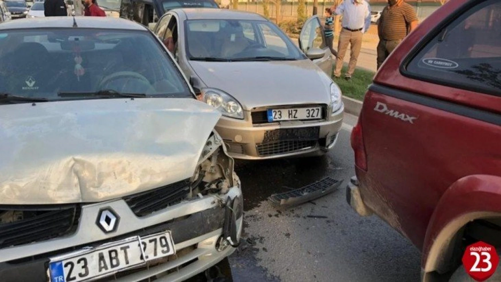 Elazığ'da zincirleme kaza, 5 araç birbirine girdi