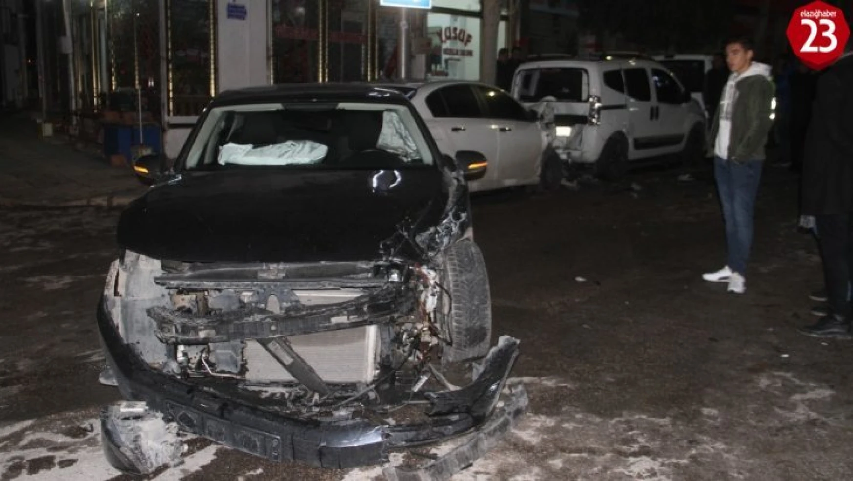 Elazığ'da zincirleme trafik kazası:4 yaralı