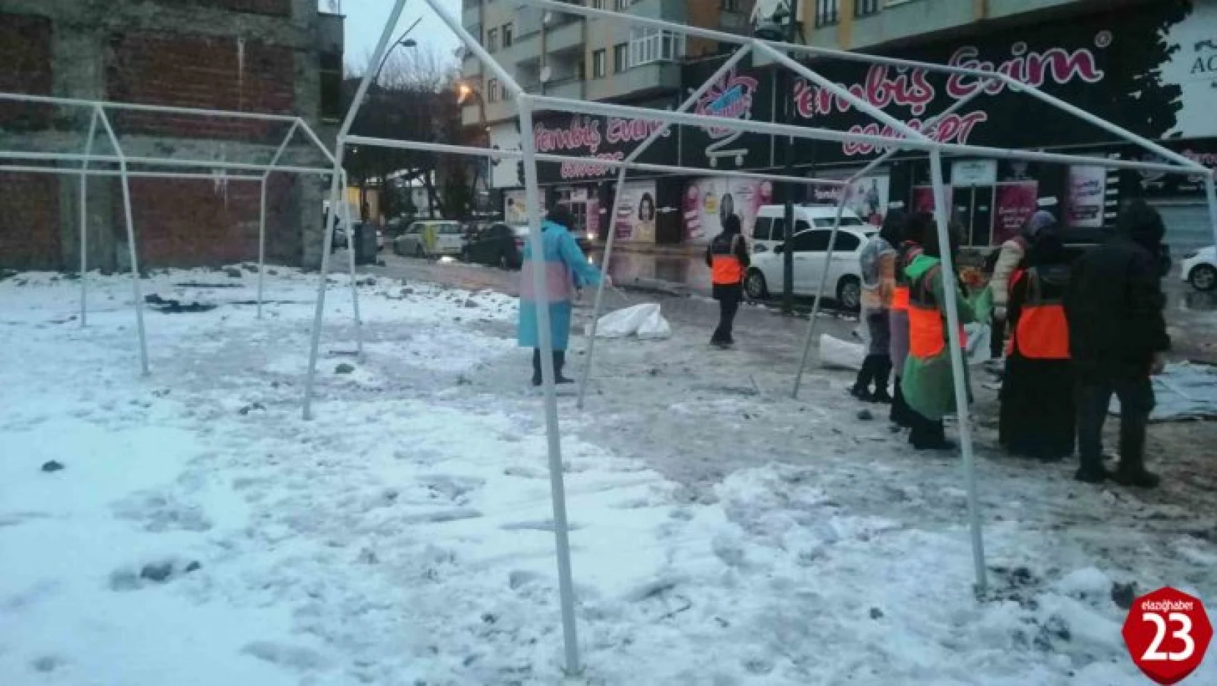 Elazığ'daki enkaz alanına çadırlar kuruluyor