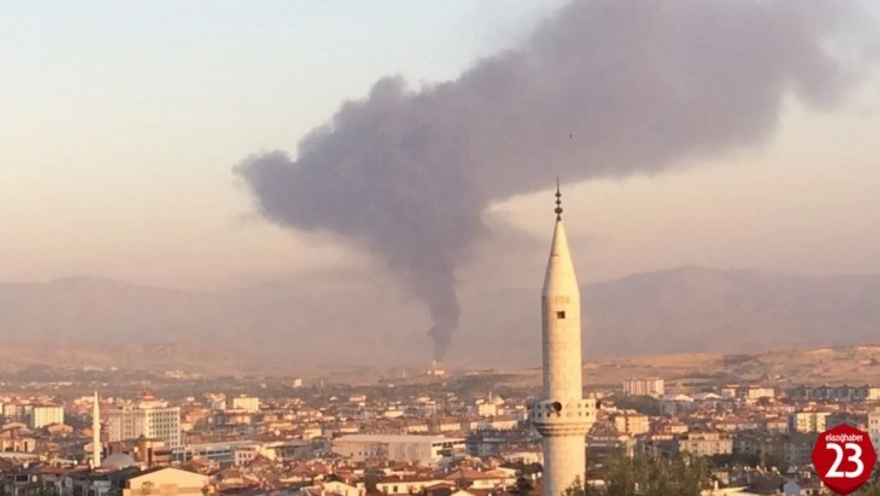 Elazığ'daki Fabrika Yangınını Söndürme Çalışmaları Sürüyor