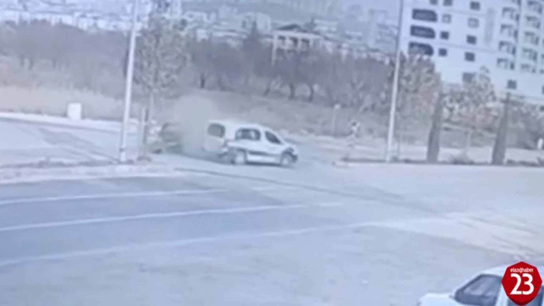 Elazığ'daki Trafik Kazası Güvenlik Kamerasına Yansıdı, 2 Yaralı