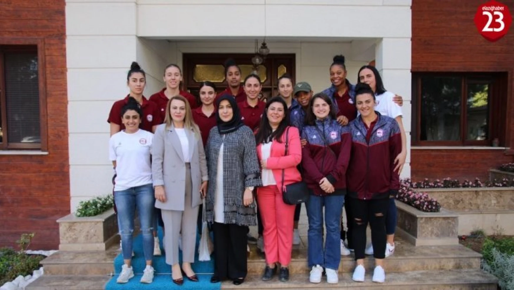 Elazığ'ın Basketbol Takımını,  Vali Kaldırımın Eşi Berihan Kaldırım Ağırladı