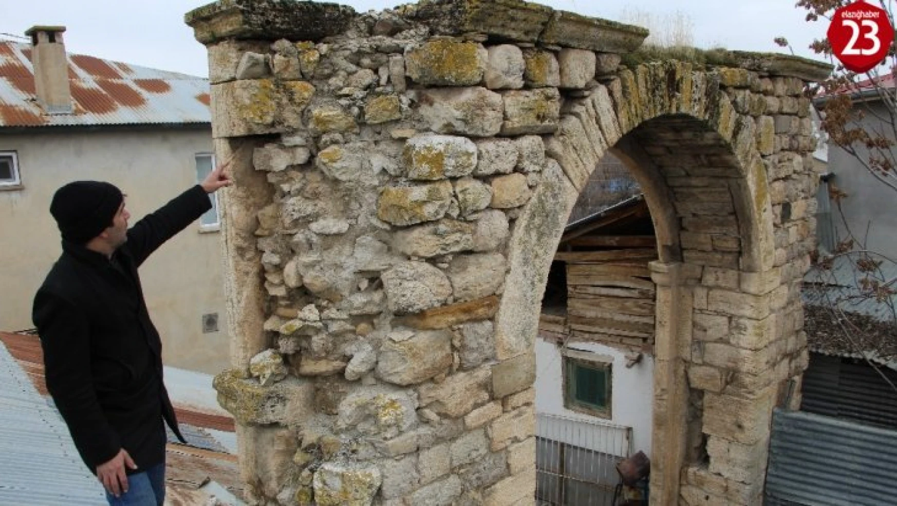 Kovancılar İlçesi Yazıbaşı Köyünde 115 Yıl Önce Yapılan  Alibeyköy Konağı Yok Olmak Üzere