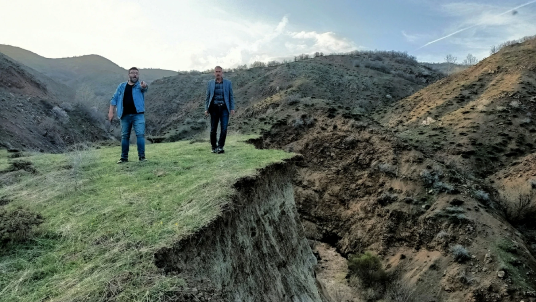 Elazığ Merkezli Depremin Etkisi, Bingöl'de Su Kanalında Kayma ve Yarıklara Neden Olmuş