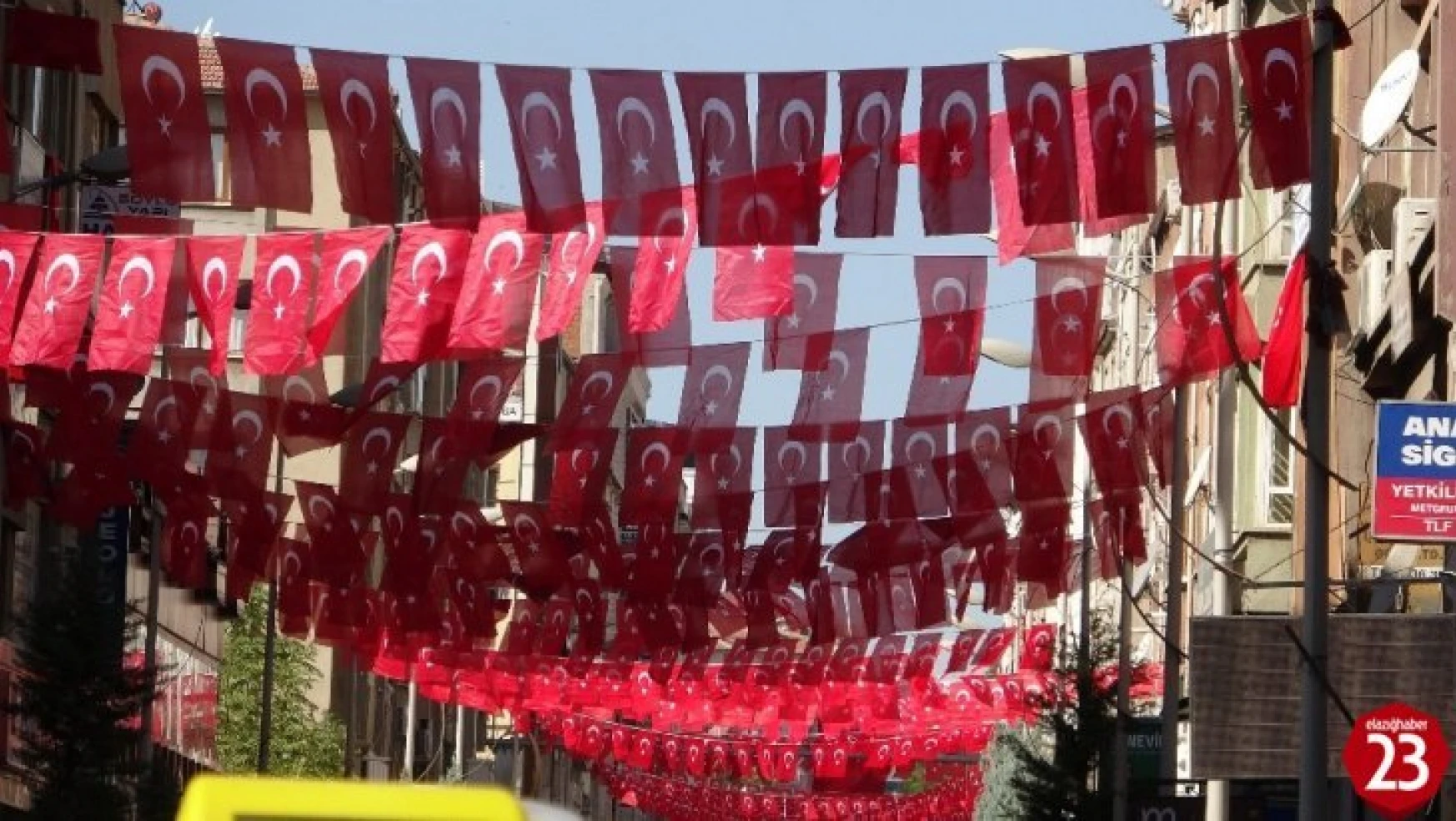 Elazığ Türk Bayraklarıyla Gelin Gibi Süslendi