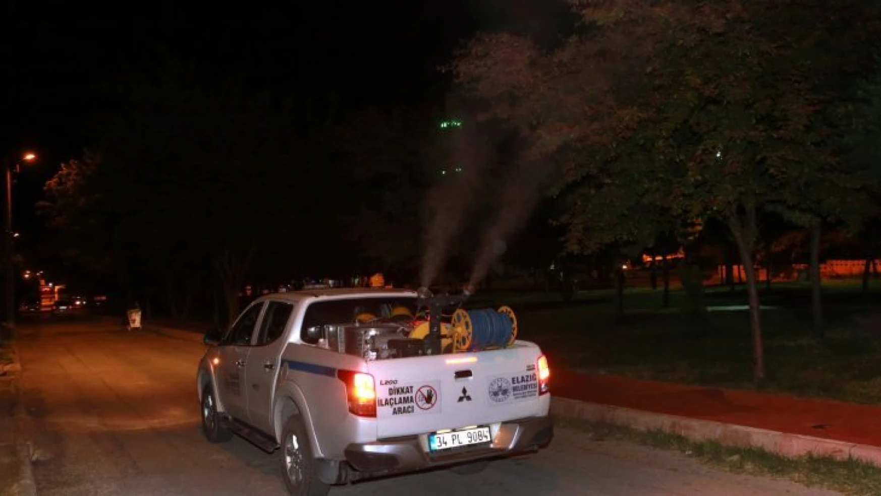 Elazığ'da Belediyenin İlaçlama Çalışmaları Sürüyor