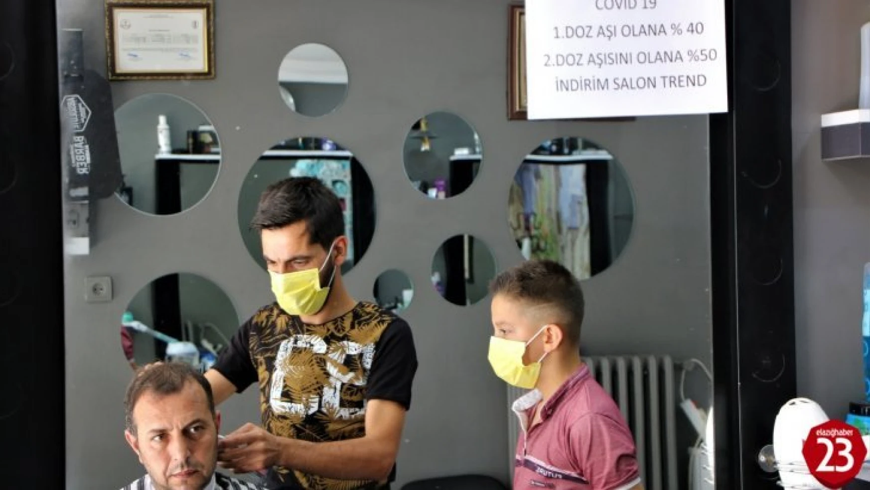 Elazığ'da Kuaförden Aşı Tarifesi