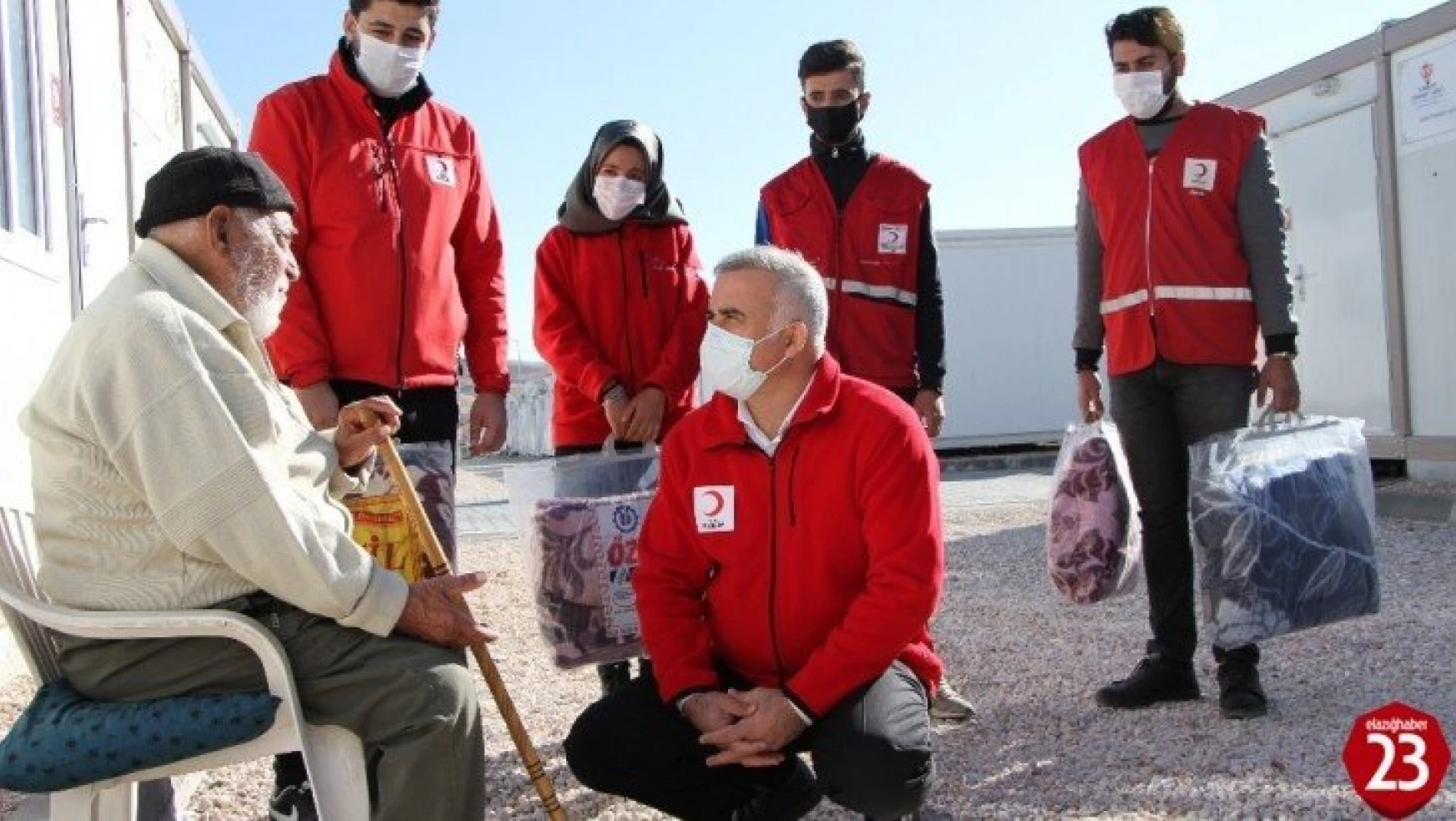 Elazığlı depremzedelere Kızılay'dan battaniye desteği