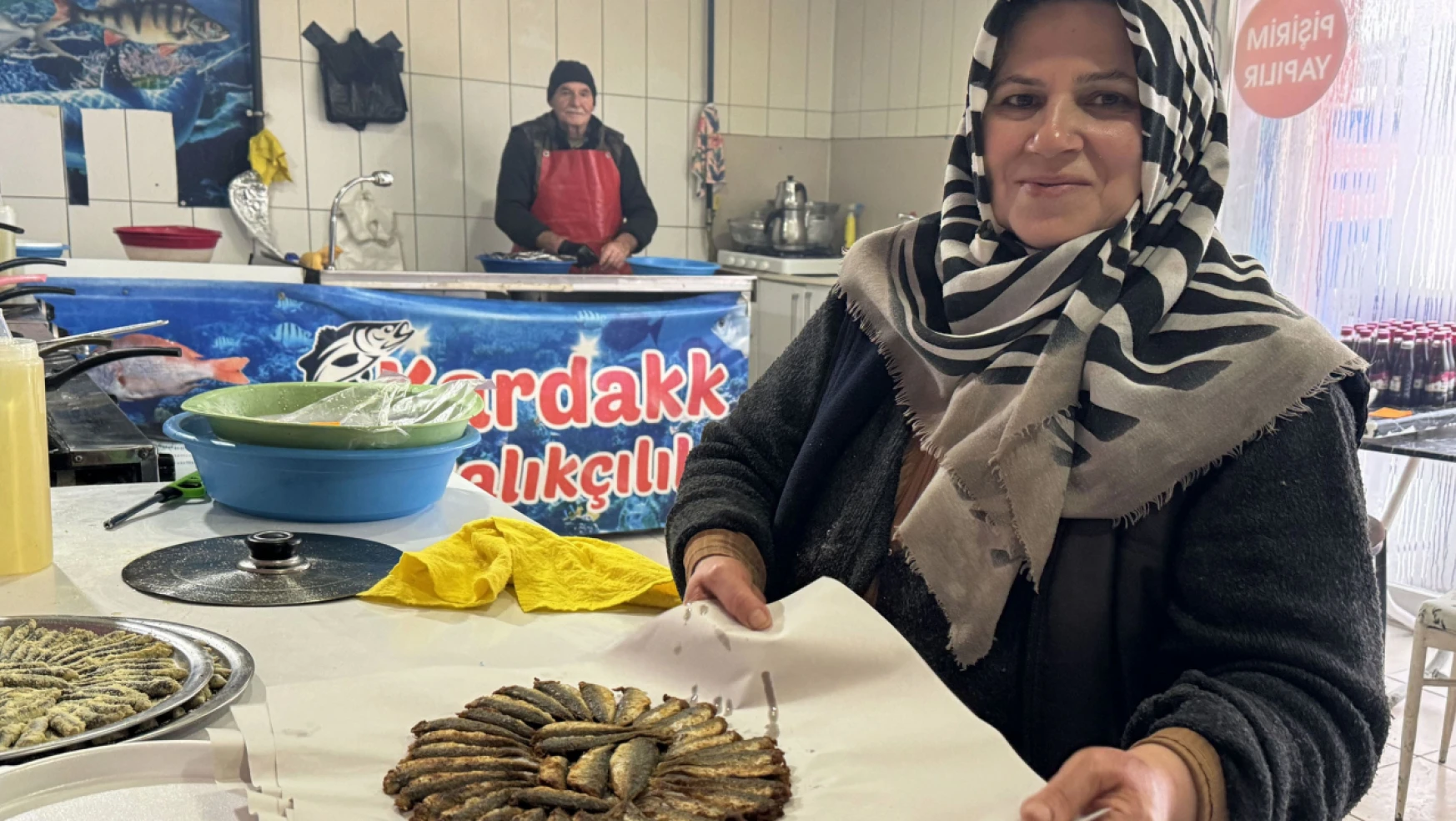 Elazığlı Kadın, Eşi ve İki Oğluyla Balıkçı Dükkanı İşletiyor