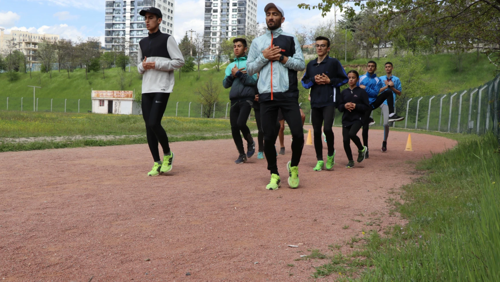 Elazığlı Milli Atlet, Hem Olimpiyat Barajı İçin Çalışıyor Hem Sporcu Yetiştiriyor