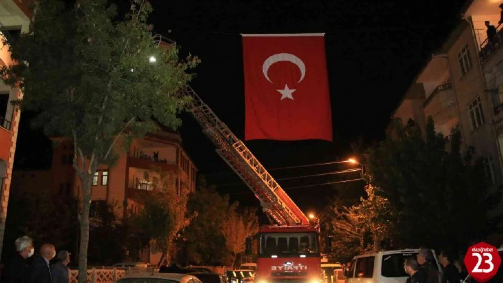 Elazığlı Şehit Polis Cihat Şahin'in Baba Ocağına Türk bayrağı Asıldı