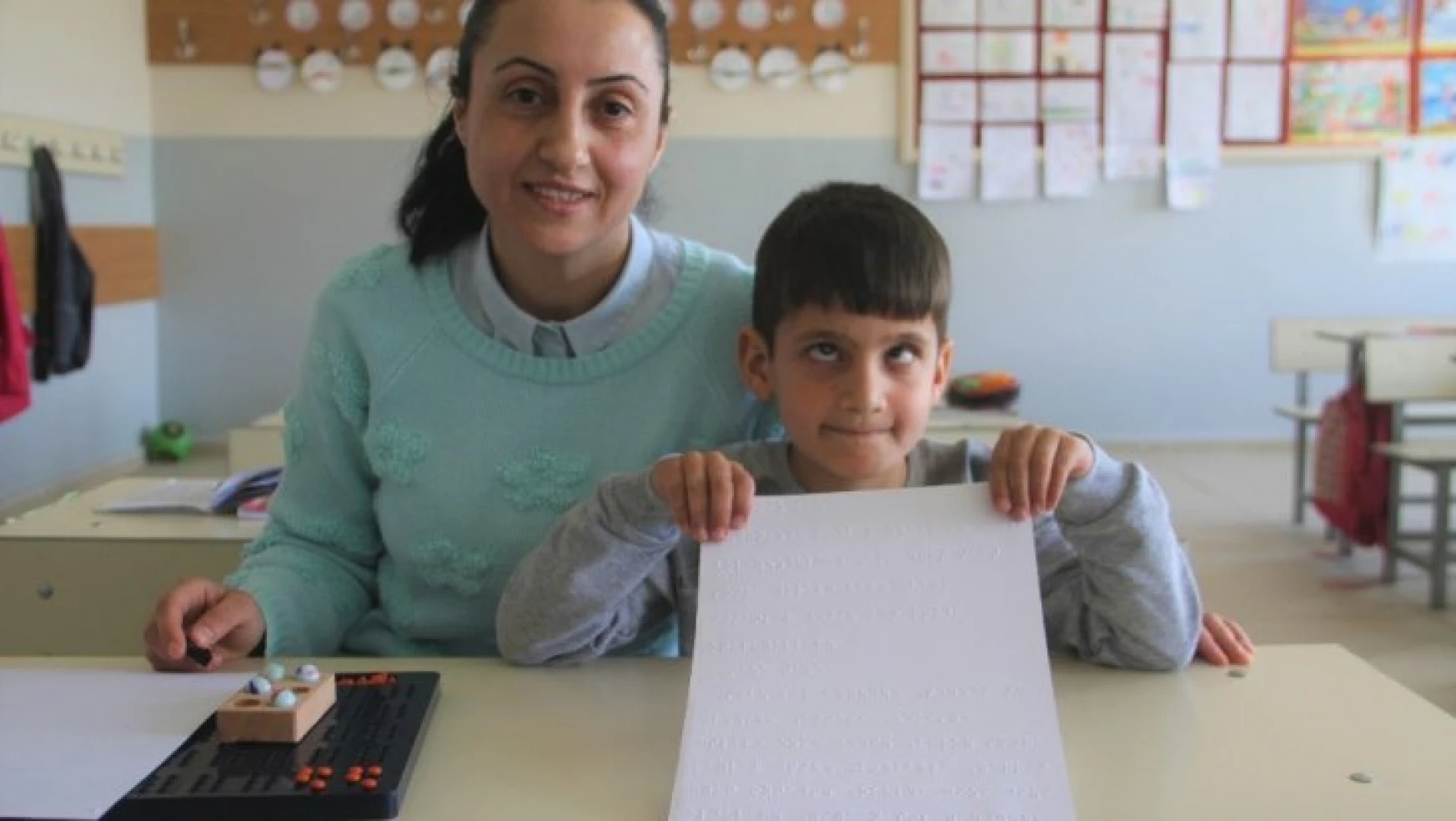 Arıcak'ta Bir Öğretmen Görme Engelli Öğrencisi İçin Öyle Bir Fedakarlık Yaptı ki!