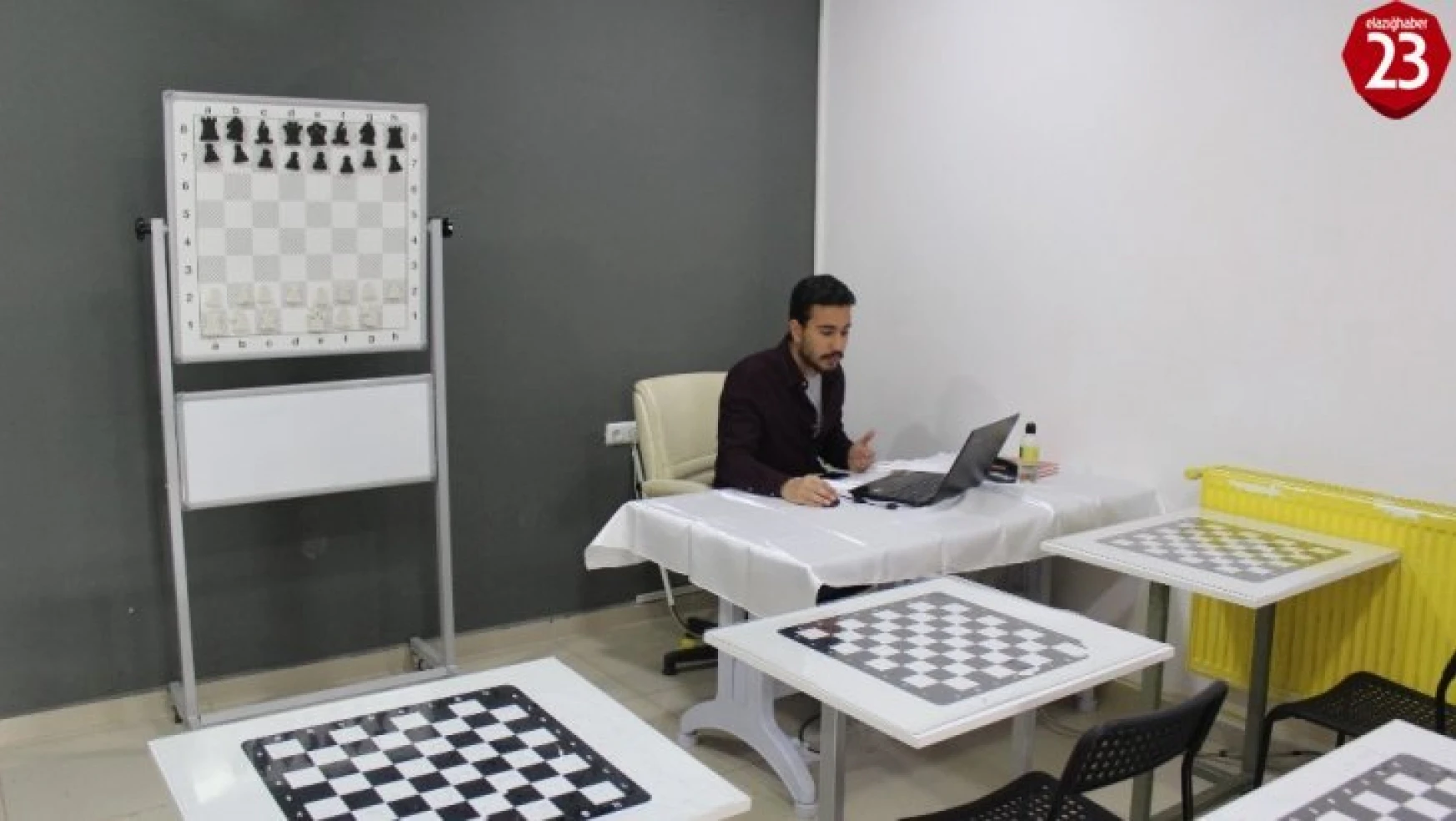 Evden çıkamayan çocuklara online satranç eğitimi