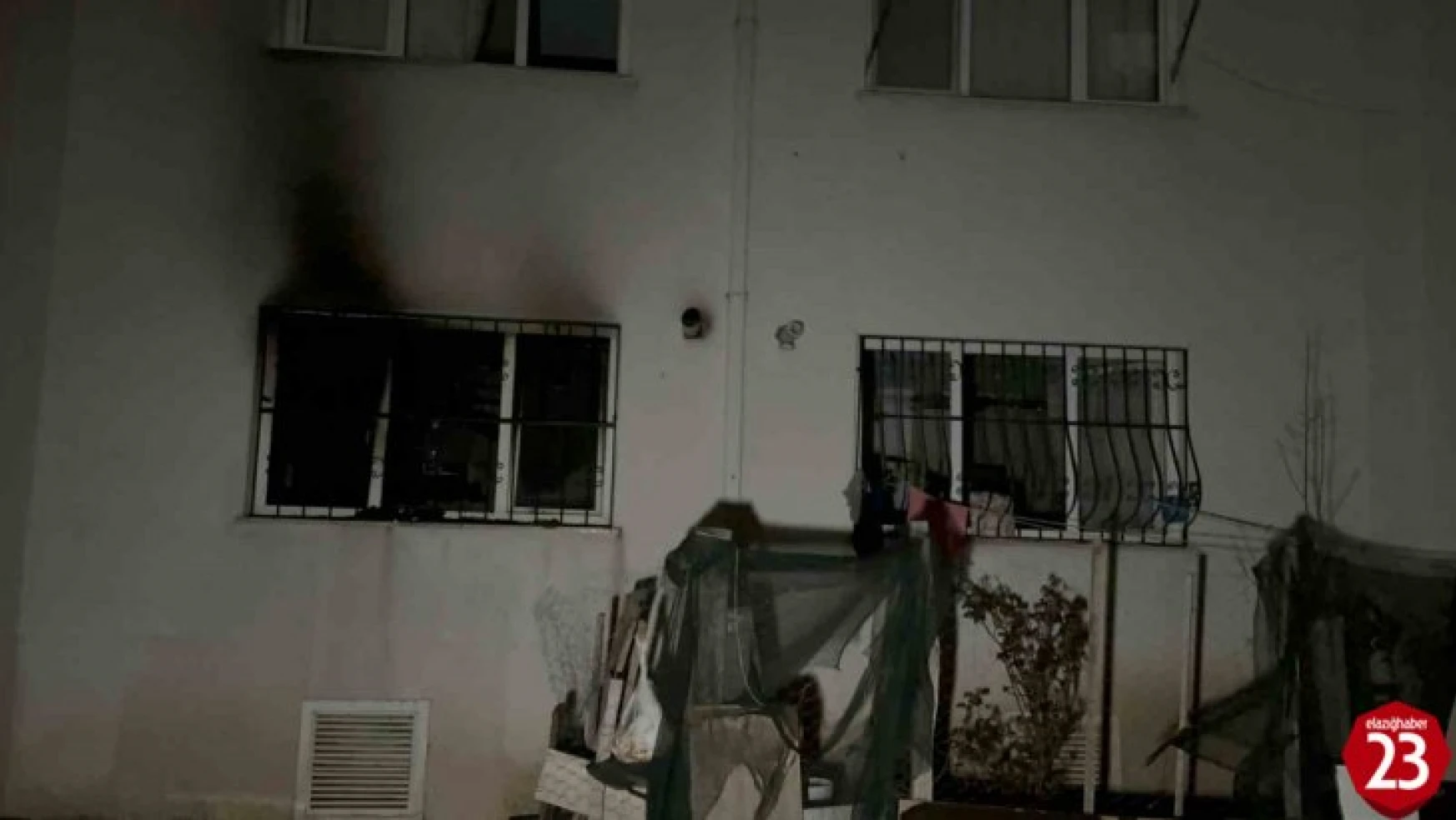 Evini Ateşe Verip Kendini Bıçakladı, 3 Kişi Hastaneye Kaldırıldı