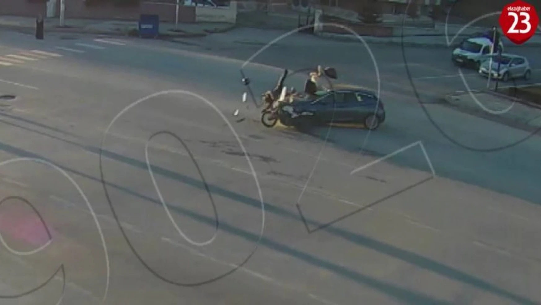 Feci kaza anları kamerada, otomobillerin çarptığı motosikletliler fırladı