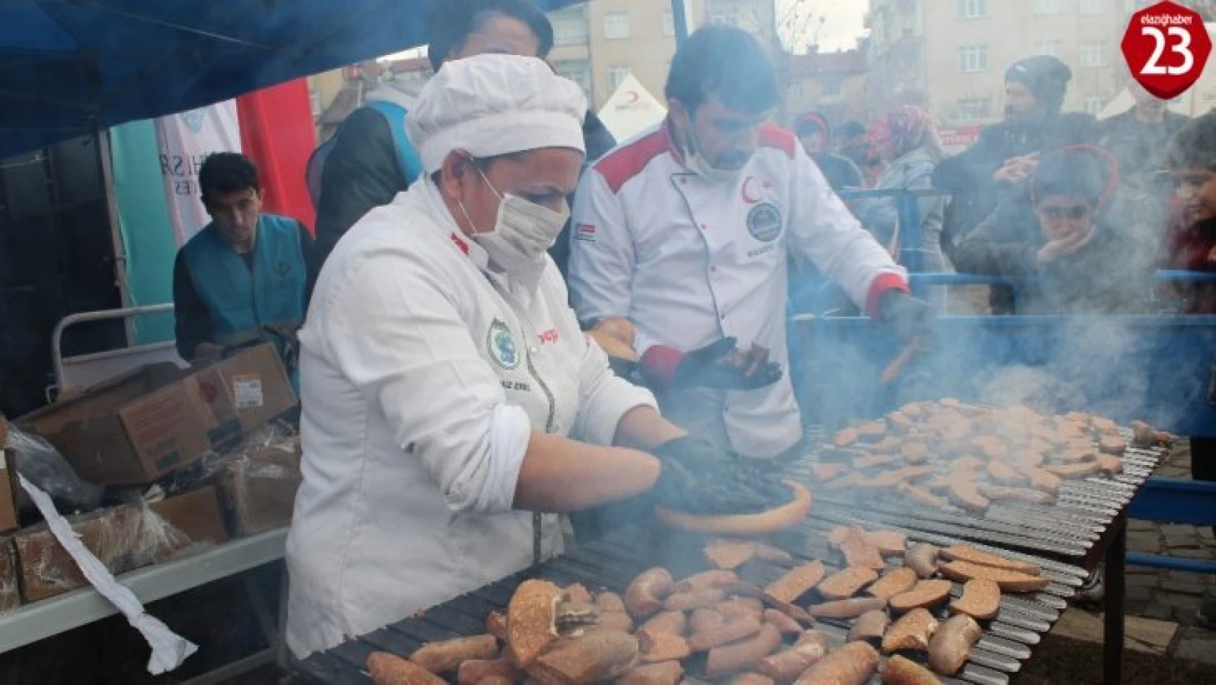 Festival iptal edildi, 1 ton sucuk Elazığ'da depremzedelere ikram edildi
