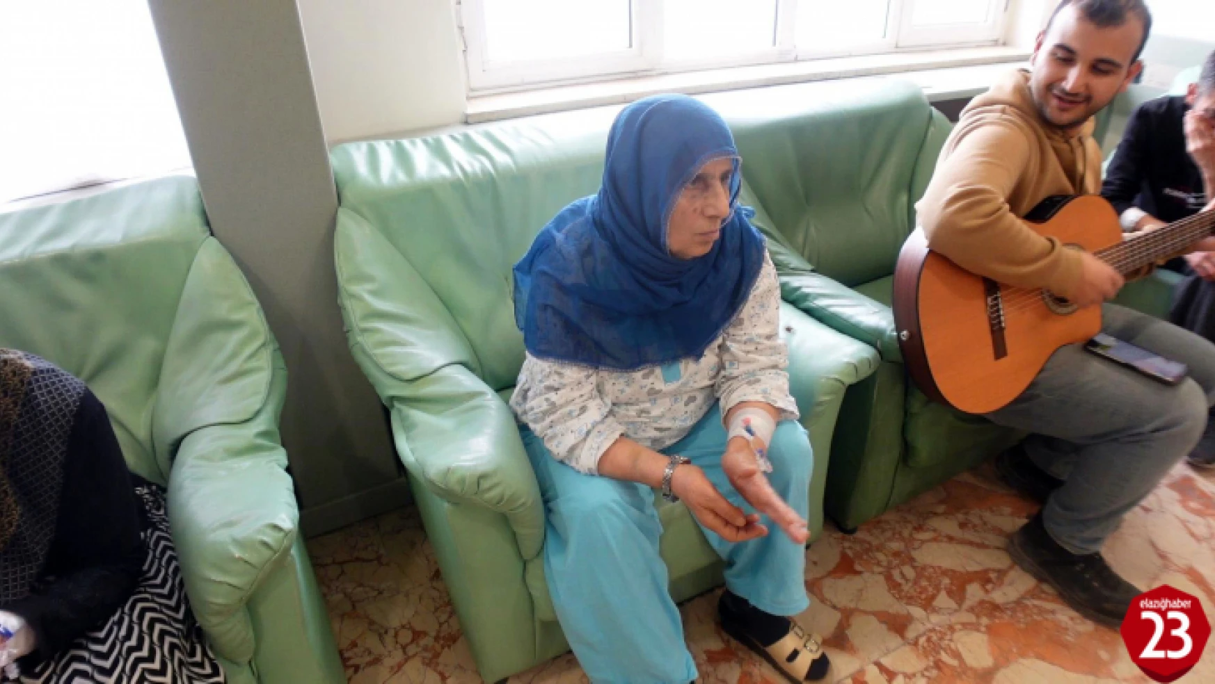 Fırat Üniversitesi Hastanesinde Hastalara Moral İçin Müzik Dinletisi Yapıldı