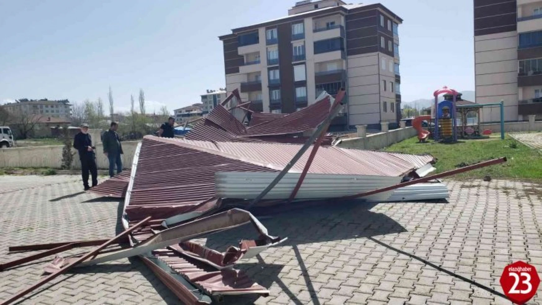 Karakoçan'da Fırtına Binanın Çatısını Uçurdu, 3 Araç Hasar Gördü