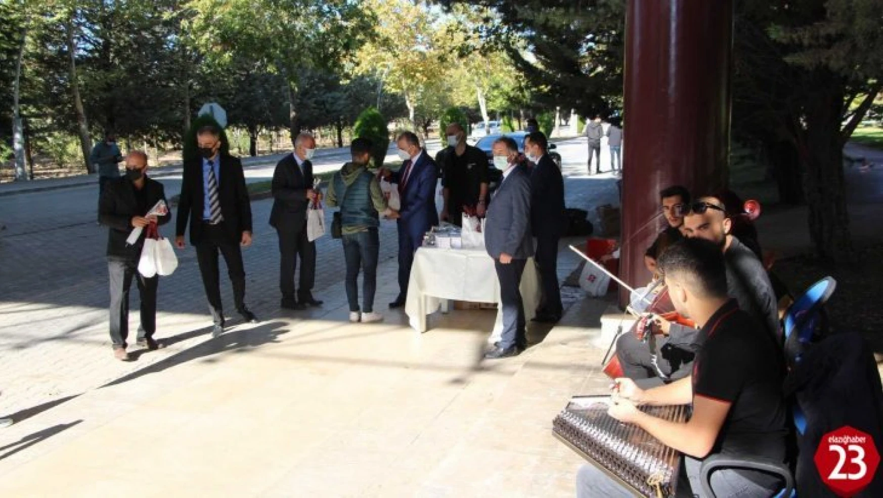 Fırat Üniversitesinde Öğrencilere Müzikli ve Hediyeli Karşılama