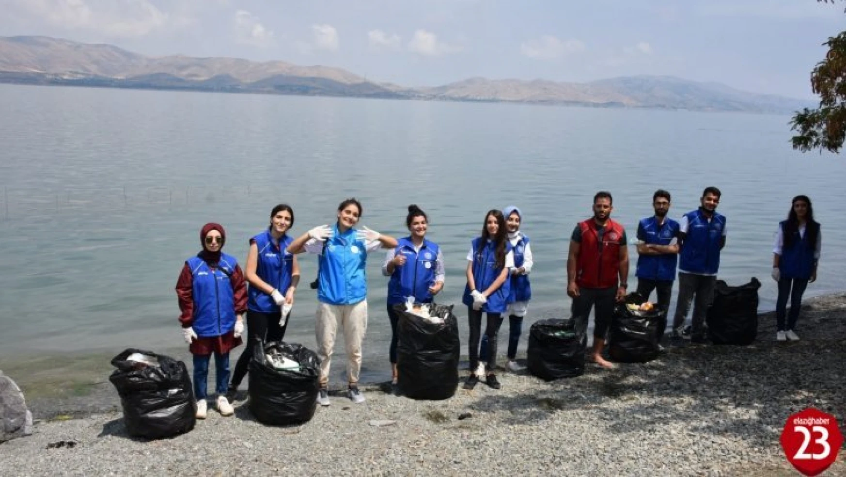 Elazığ'da Gönüllü Gençler, Hazar Gölü Çevresini Temizledi