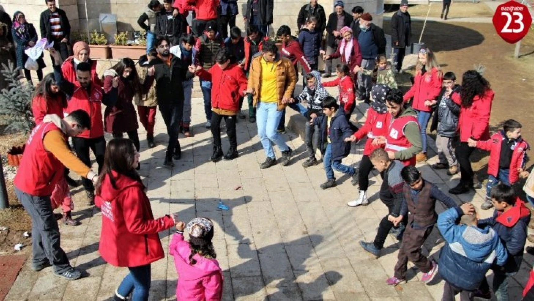 Gönüllüler, çocukların depremin etkisinden kurtulmasına aracılık ediyor