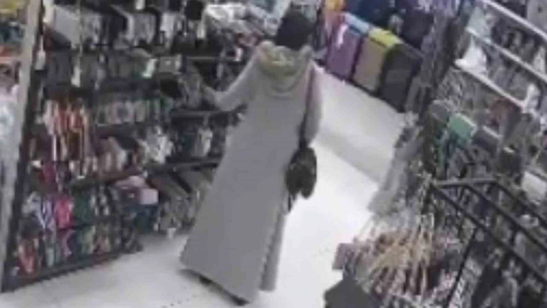 Bir Çanta Uğruna Hırsızlık Yaptı, O Anlar Kameralara Yansıdı