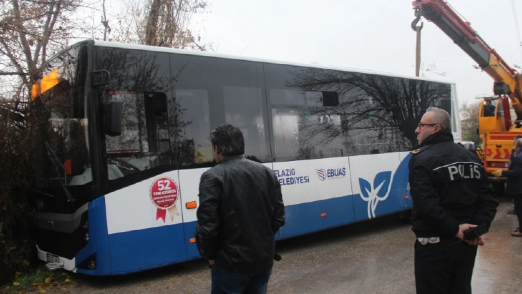 Elazığ'da Belediye Otobüsü Kanala Düştü, 1 Kişi Yaralandı