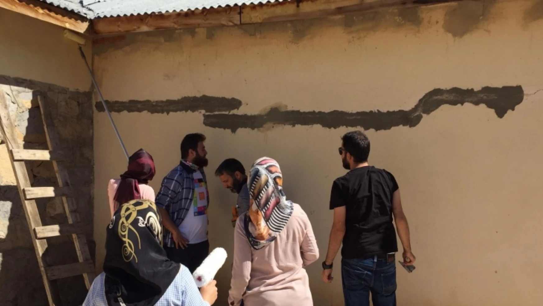 Elazığ'da İlkokulun Bakım ve Onarımını Üniversite Öğrencileri Yaptı