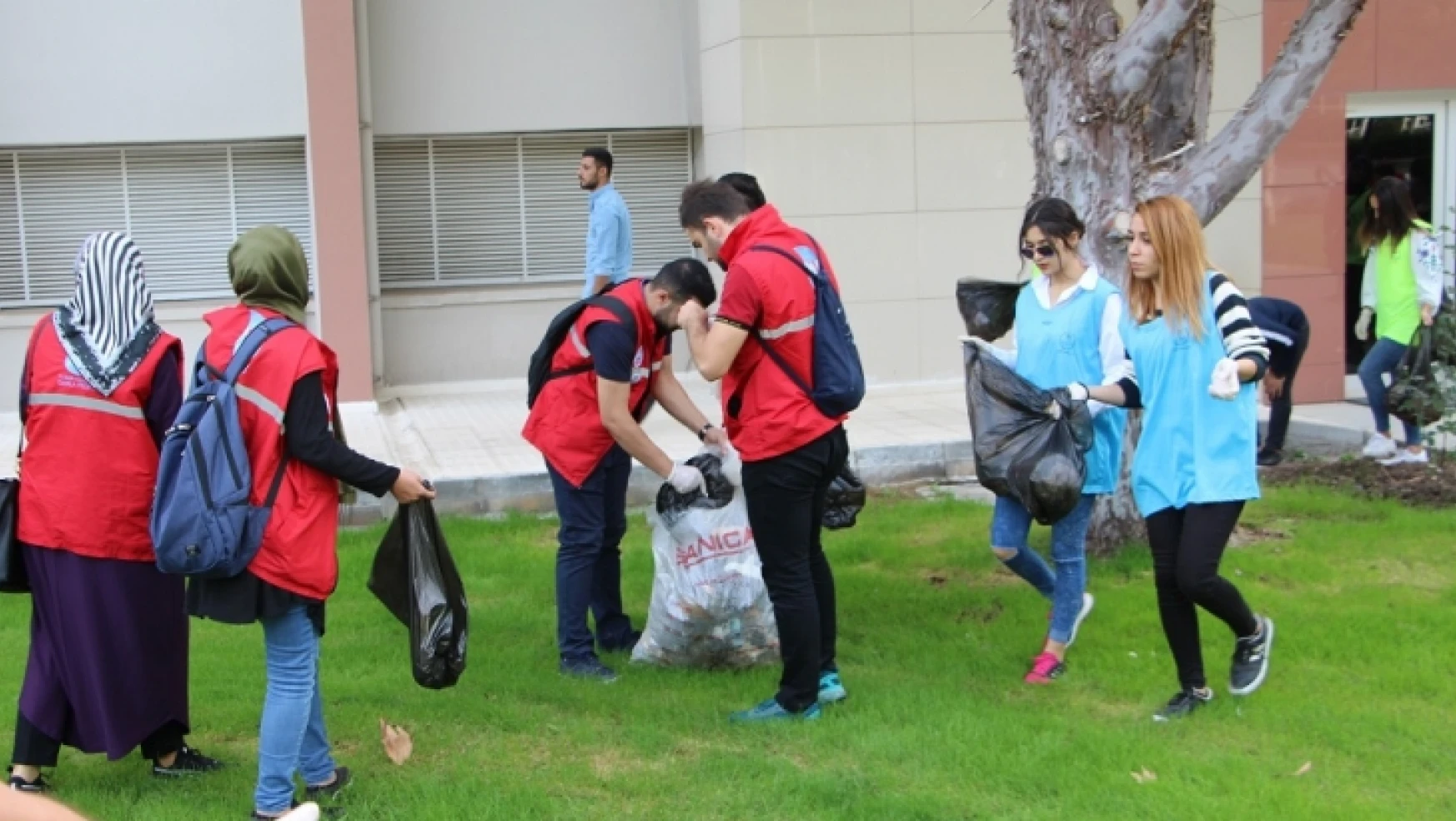 Fırat Üniversitesi Öğrencileri, Kampüsteki Çöpleri Topladı