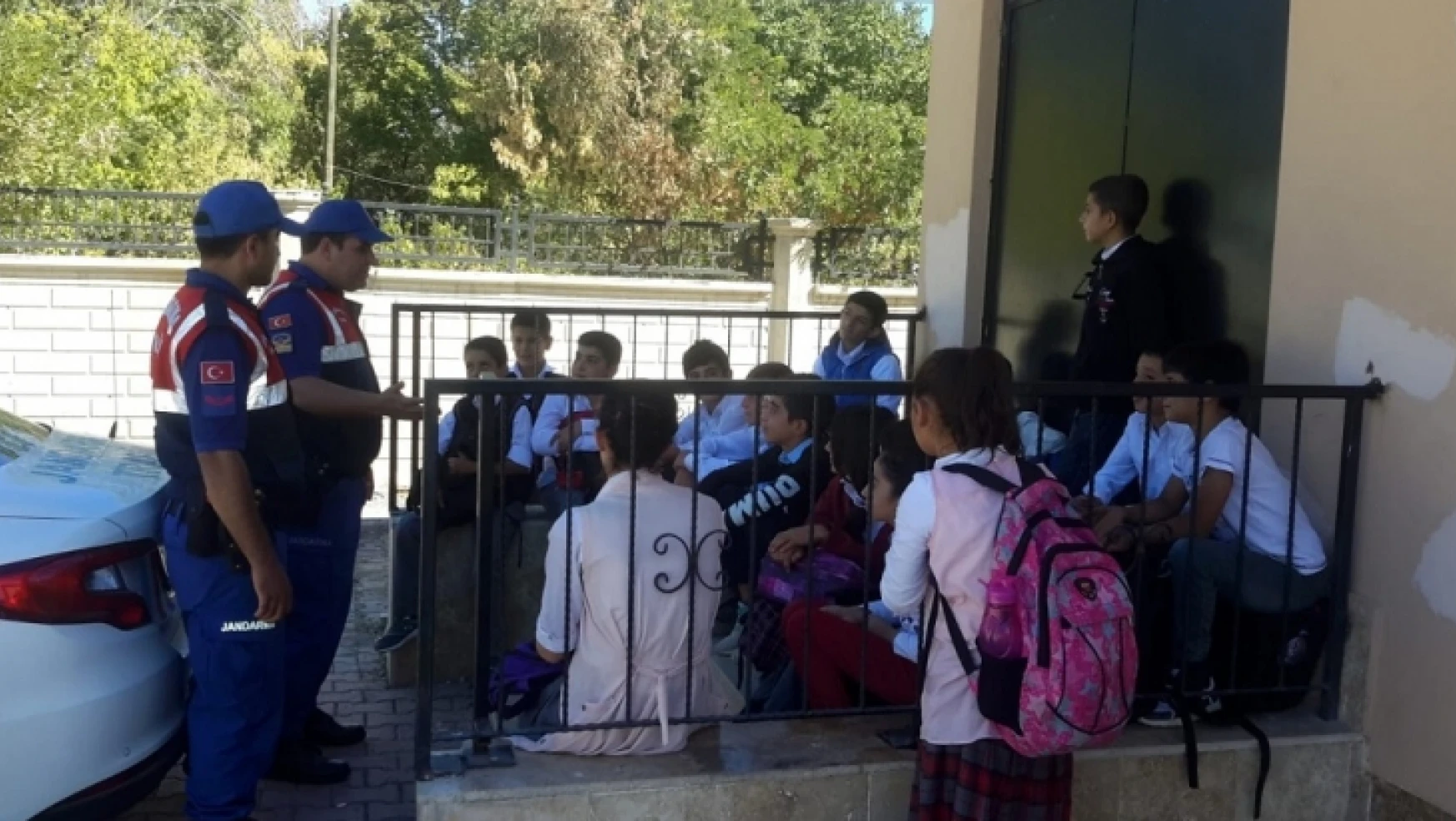 Elazığ'da Jandarma Ekipleri Okul Çevresi Ve Servislerini Denetledi