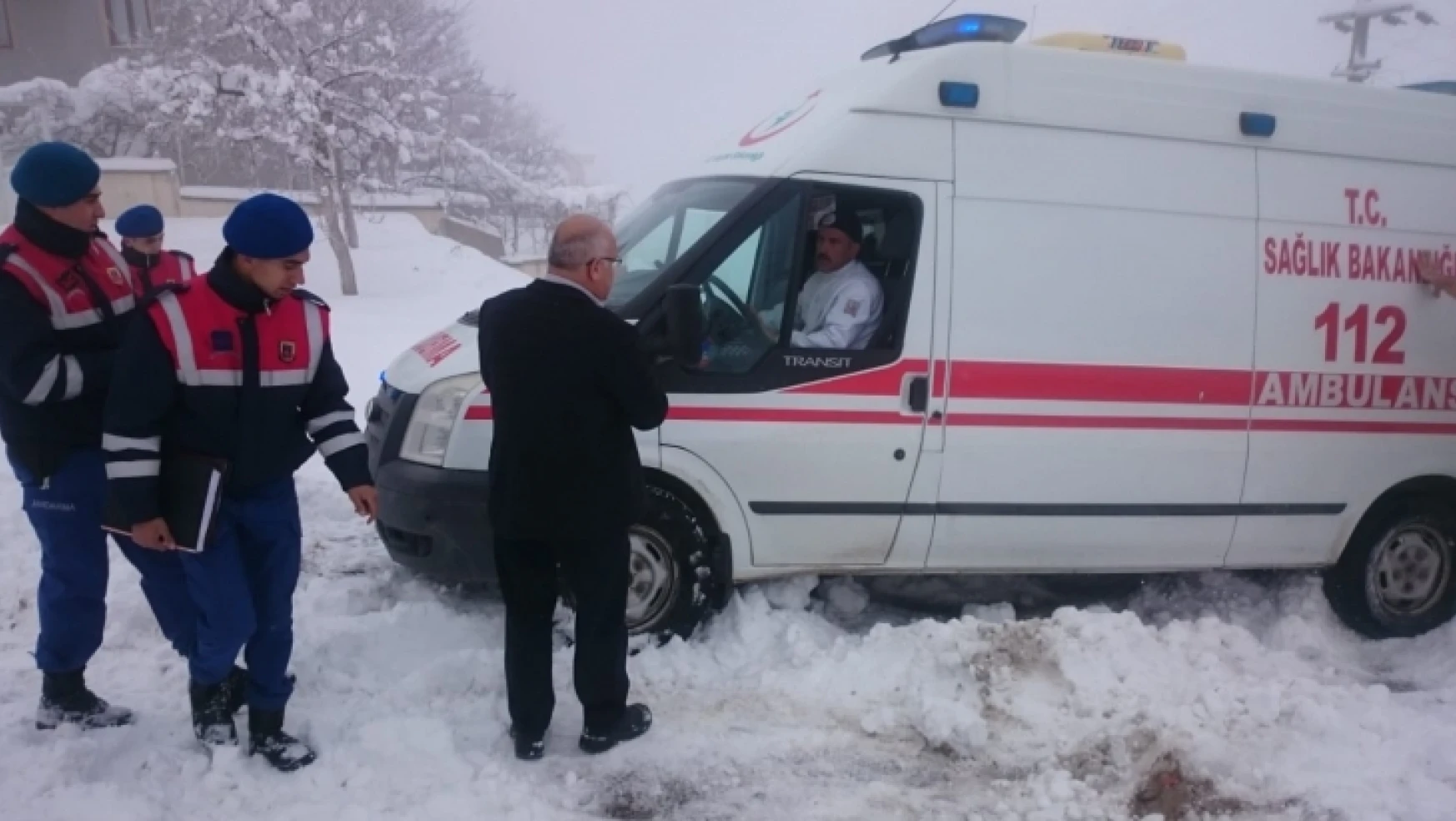 Kara Saplanan Ambulansı Jandarma Bakın Nasıl Kurtardı