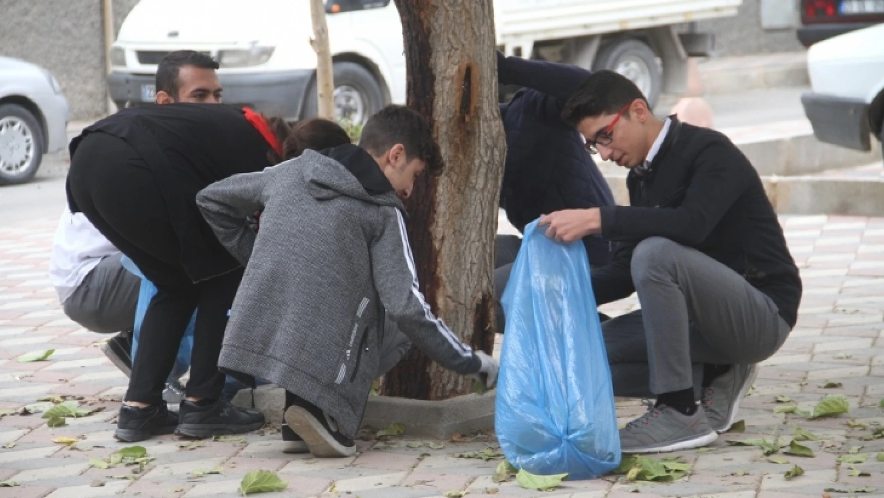 Elazığ Lisesi Öğrencileri Bir Mahallenin Çöplerini Topladı