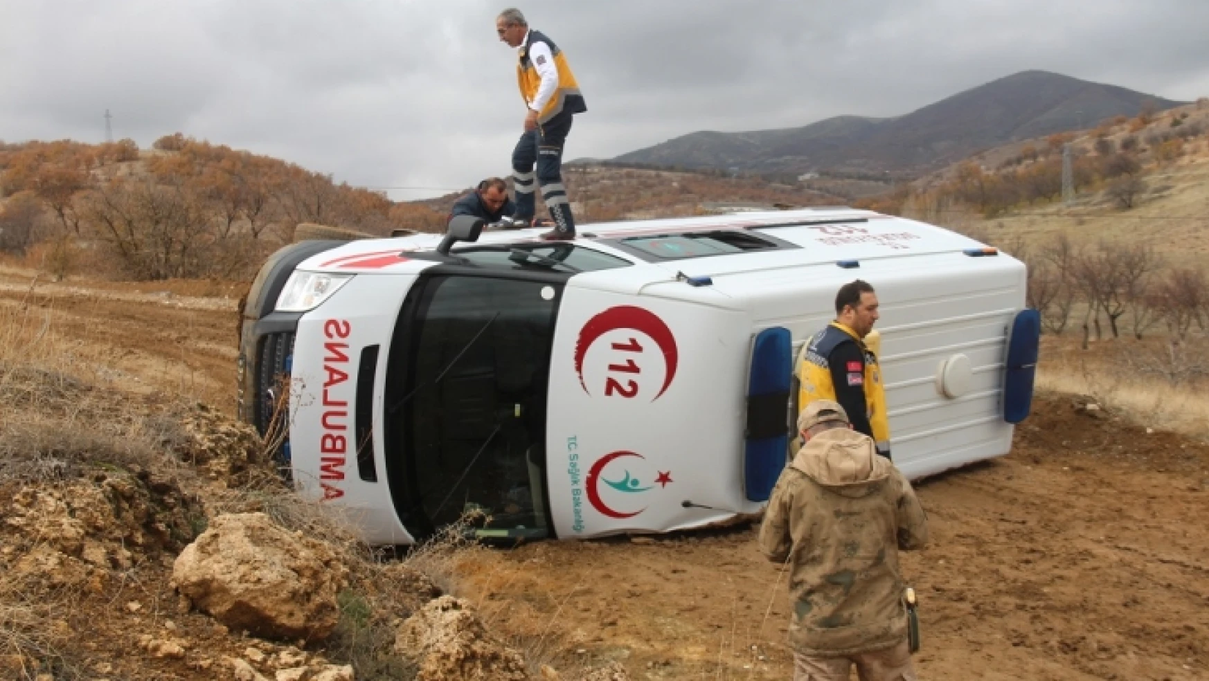Baskil'de Hasta Almaya Giden Ambulans Devrildi