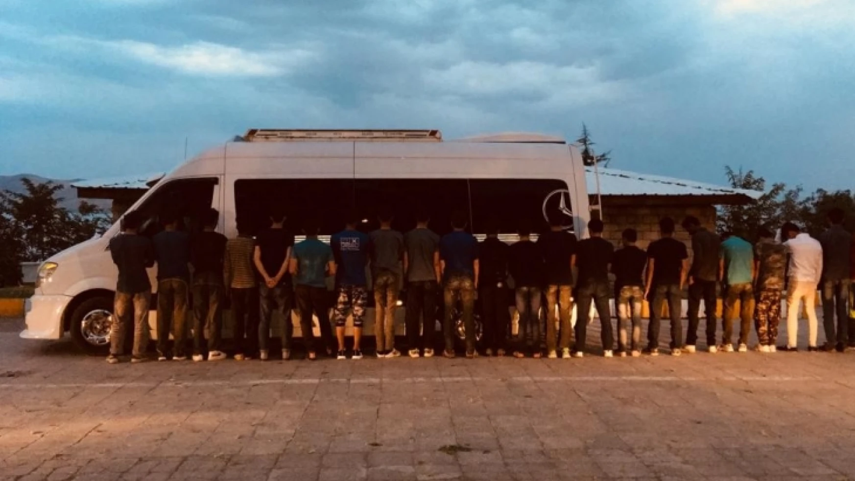 Elazığ'da 22 Göçmen Sahte Evrakla Yakalandı