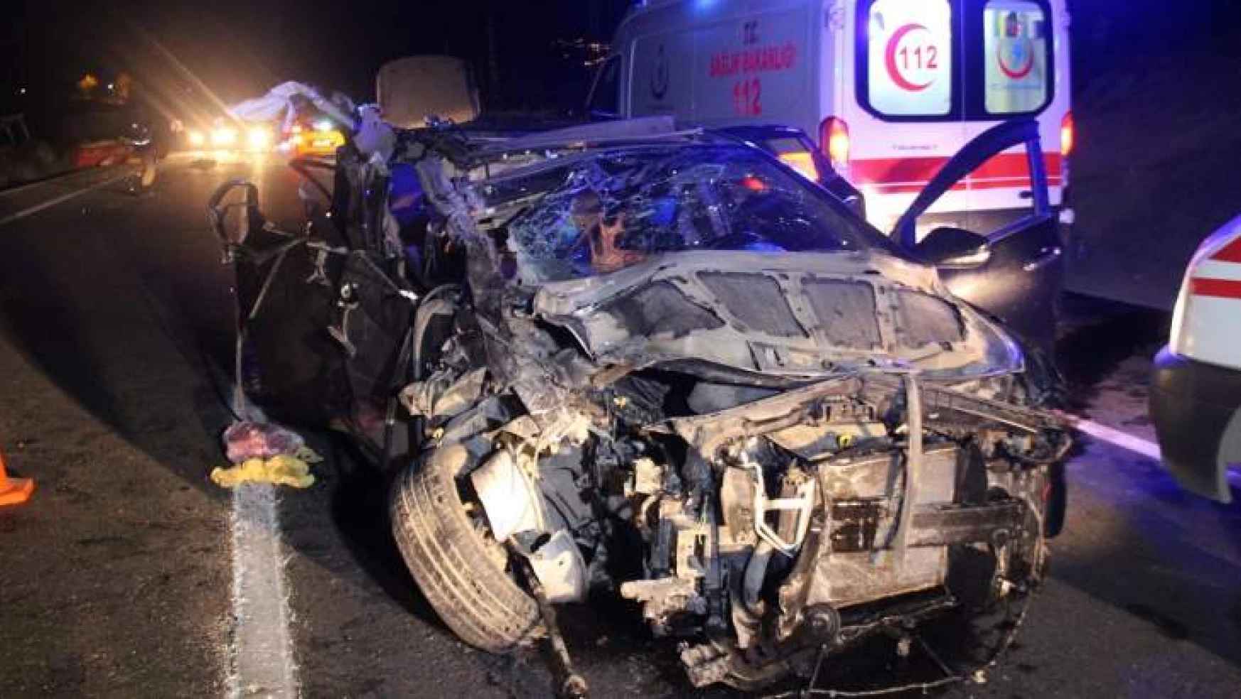 Otomobil Römorka Arkadan Çarptı, 5 Kişi Yaralandı