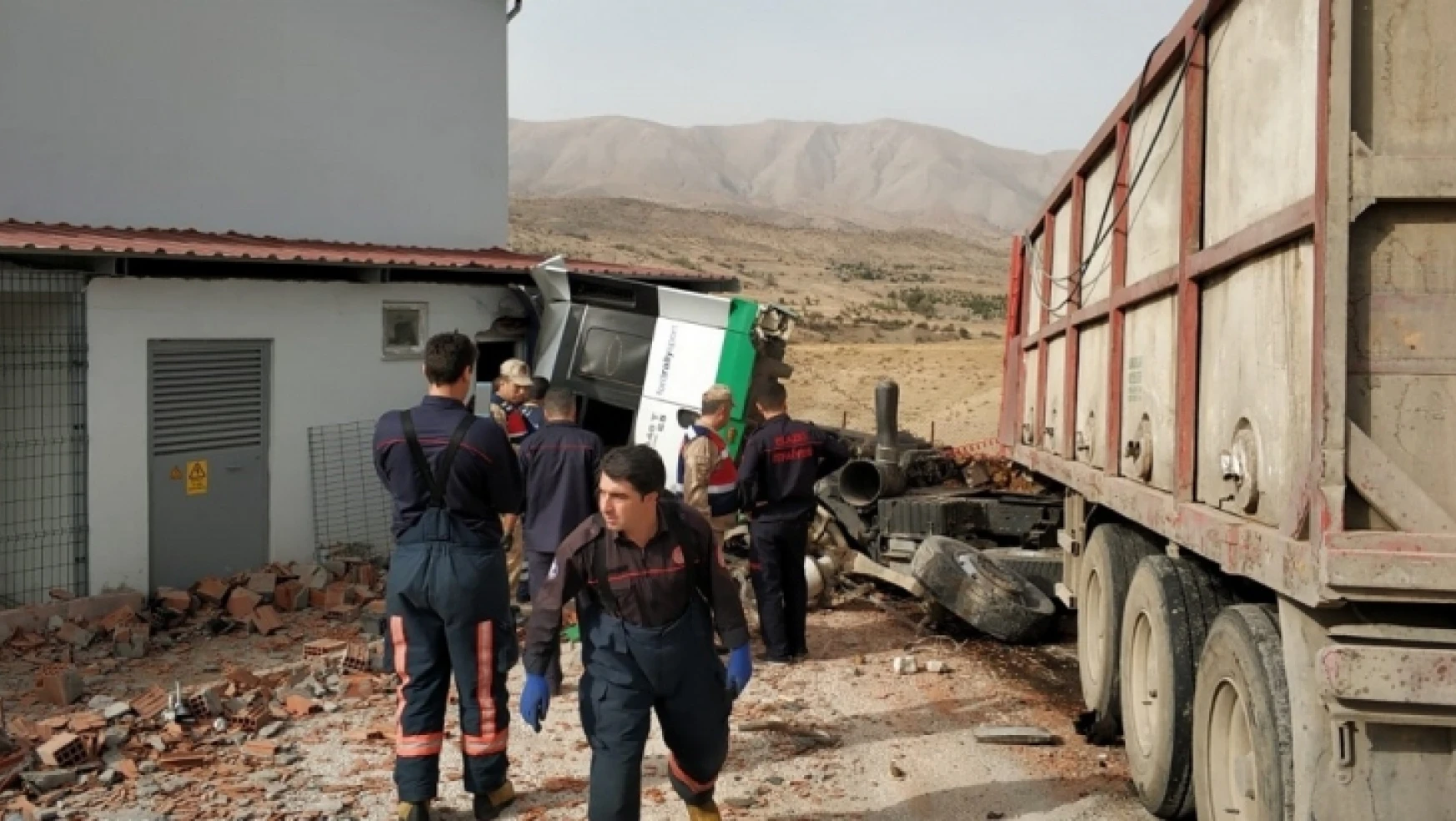 Keban'da Tır Çiftlik Duvarına Çarptı, 1 Kişi Öldü