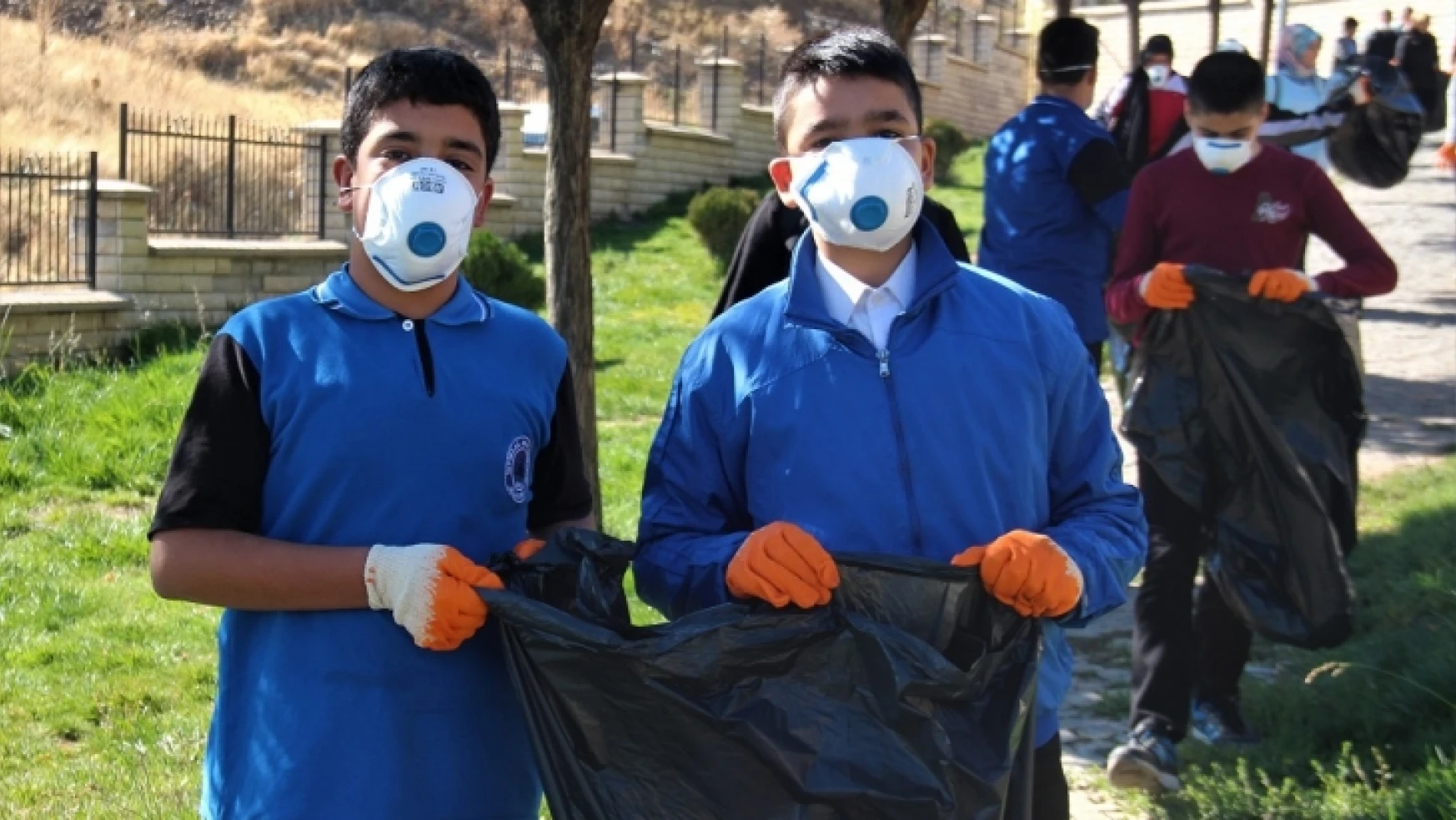 Elazığ'da Öğrenciler, Tarihi Harput Mahallesinde Çöp Topladı