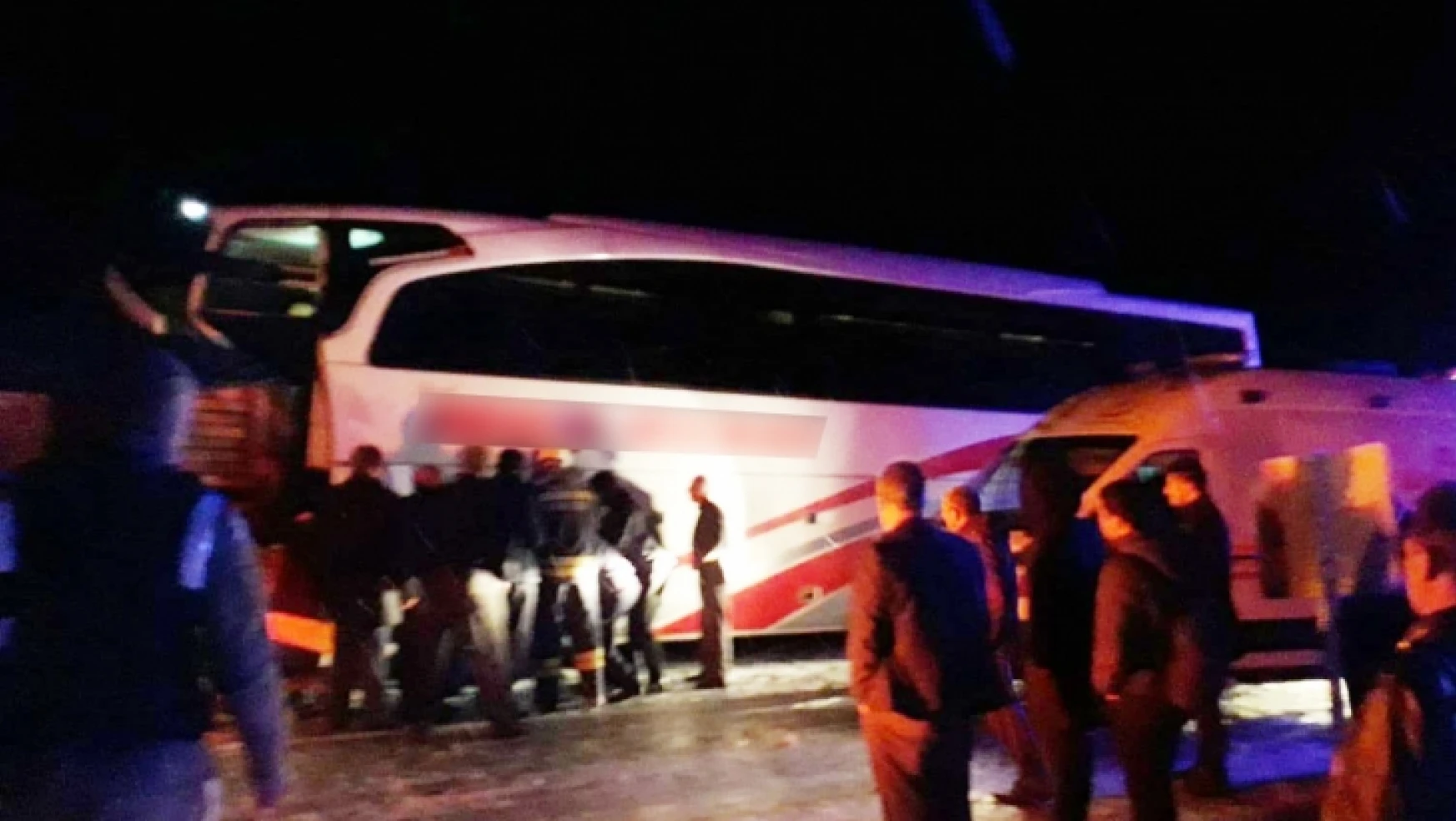 Elazığ Bingöl Yolunda Feci Kaza, Otobüs İle Tır Çarpıştı 30 Yaralı Var