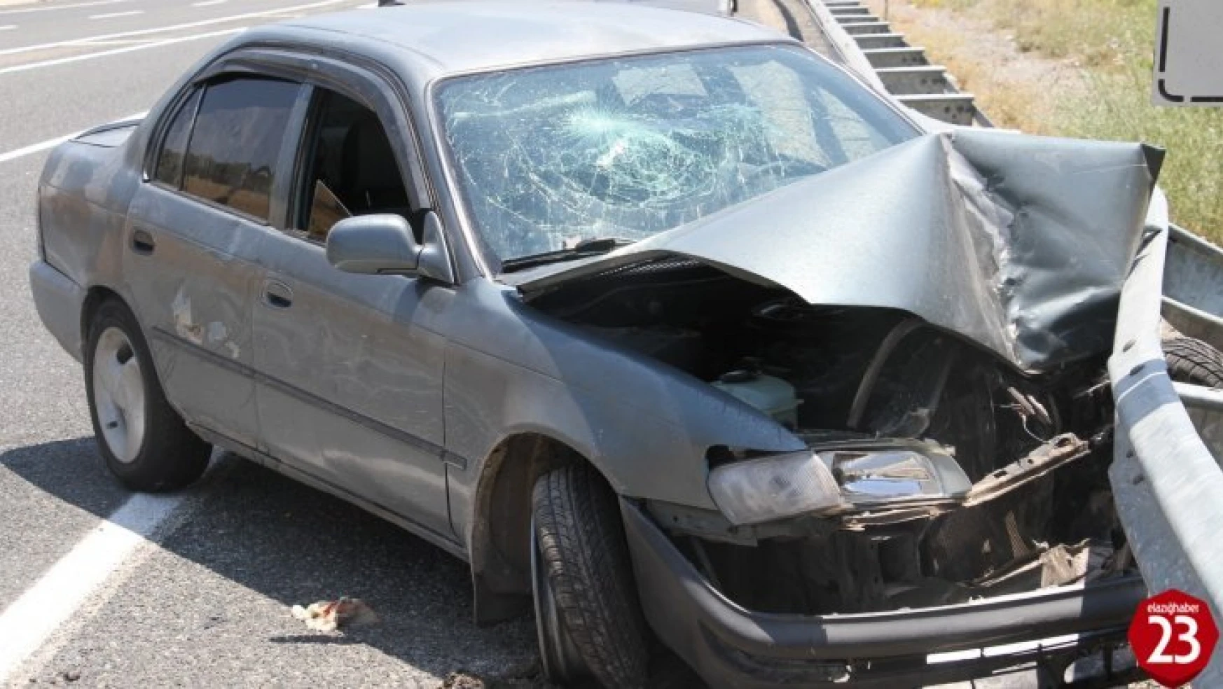 Feci Kazada Otomobil Bariyere Saplandı, 5 Yaralı