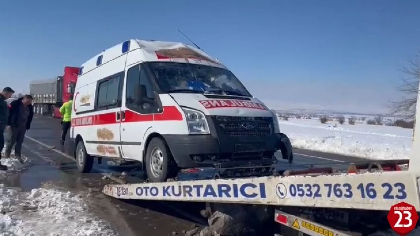 Hasta taşıyan ambulans kaygan yolda takla attı: 1 yaralı