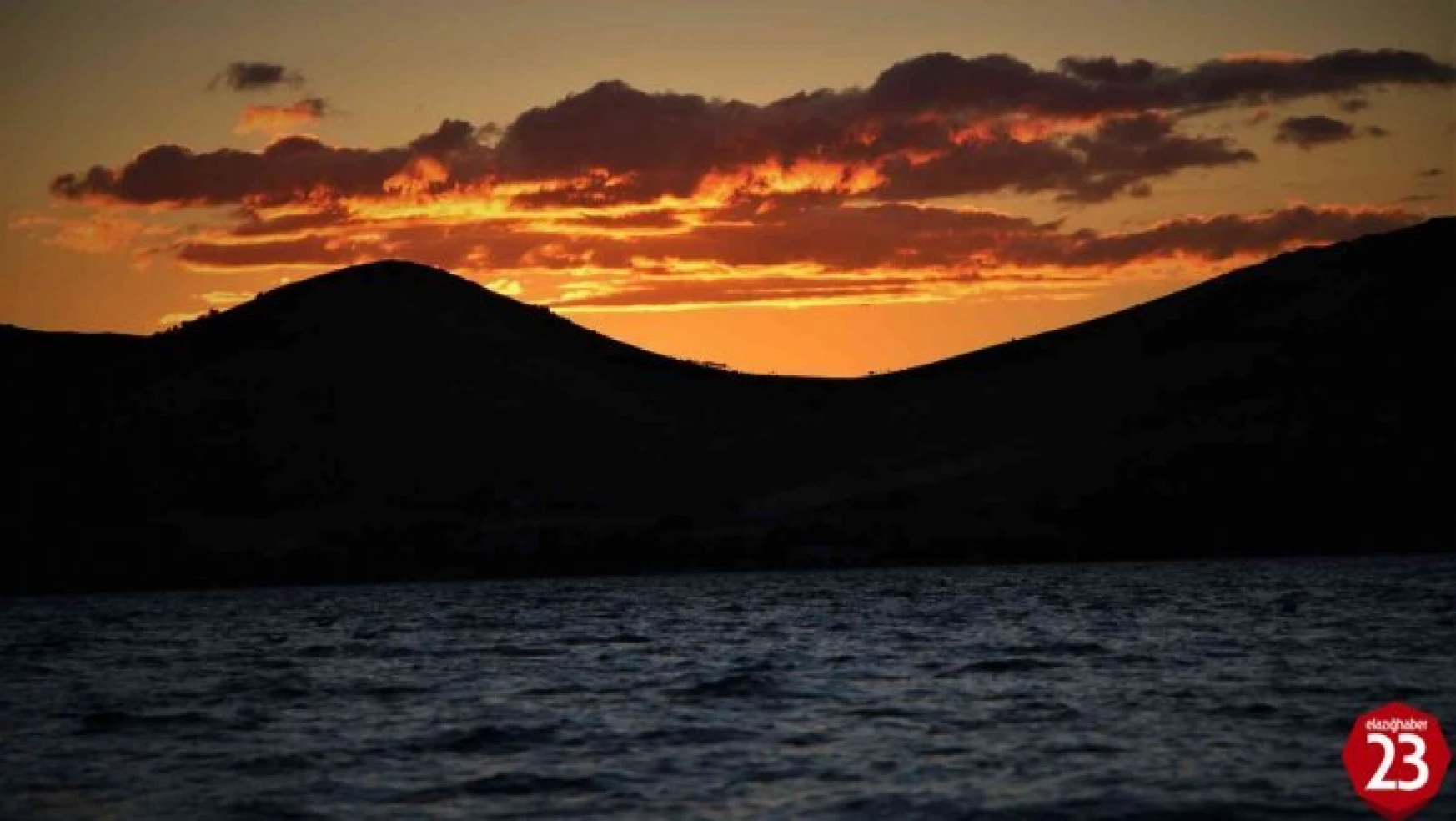 Hazar Gölü'nde Günbatımı Kartpostallık Görüntüler Oluşturdu